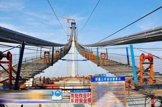 120m跨钢箱梁资料下载-海湾大桥架起青岛最大收费站桥 长560米