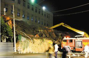 6米高厂房资料下载-杭州：萧山一化纤厂在建厂房坍塌