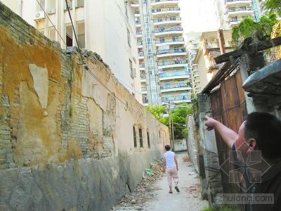 危旧房屋加固资料下载-危墙维修半途遇阻　安全隐患亟待消除