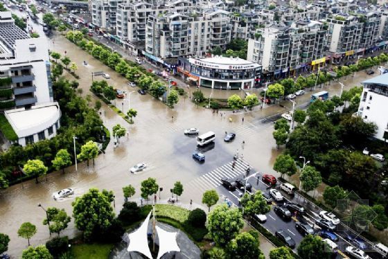 合肥最新暴雨强度公式资料下载-杭州遇历史上罕见大暴雨 局部地区积水严重