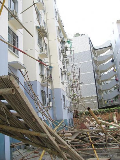南宁外架方案资料下载-南宁一住宅楼20米高脚手架倒塌3名女工坠落受伤