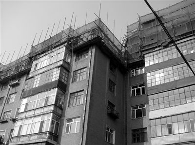 塑钢门窗施工方资料下载-30岁老楼“被增高” 施工方：属节能综合改造