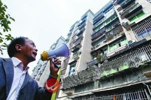 防围墙坍塌资料下载-重庆:建筑单位野蛮施工致小区围墙垮塌居民撤离