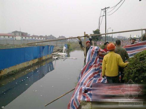 工地河水倒灌资料下载-杭州地铁一处施工便道塌方发生河水倒灌