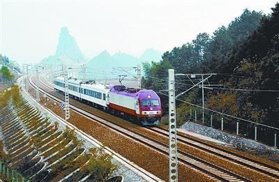 武昌新火车站资料下载-世界最难修宜万铁路将通车 历时百年投资225亿
