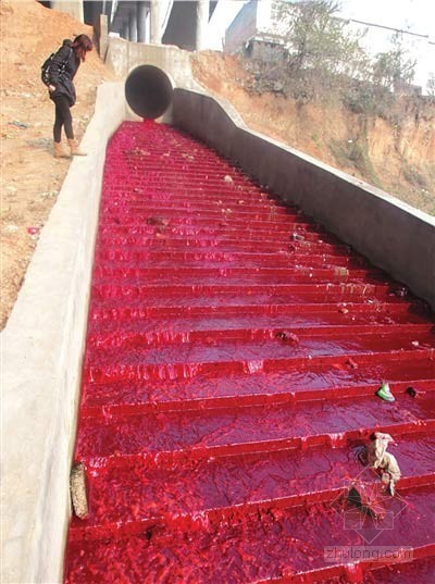 跨河污水管道设计资料下载-洛阳华山路涧河桥下惊现“红河谷” 