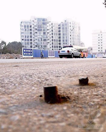 路边绿化cad资料下载-武汉道路施工挡板拆除后 路边钢钉密集冒头