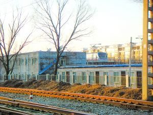 北京临近铁路施工方案资料下载-北京城铁和铁路之间建起公寓出租给蚁族