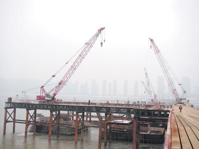 钢栈桥和水上平台资料下载-长沙：福元路湘江大桥1390米水上施工平台完工