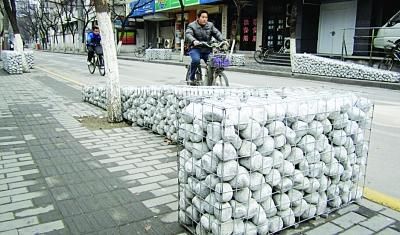 街头公园景观资料下载-南京：街头景观小品很给力 原是新潮“大花盆”