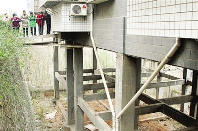 一层架空层图纸资料下载-株洲一小区架空层未封闭30户居民“心惊”