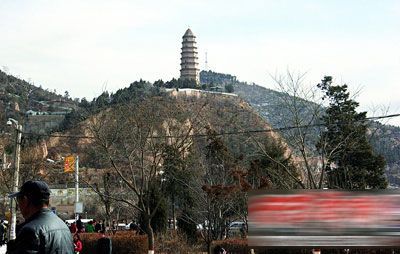 刚果民盟混合用途建筑资料下载-延安宝塔山多处山体滑坡 标志宝塔安全成疑
