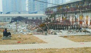 防围墙坍塌资料下载-北京：工棚拆除垮塌4人被压 楼体钢管扭成麻花