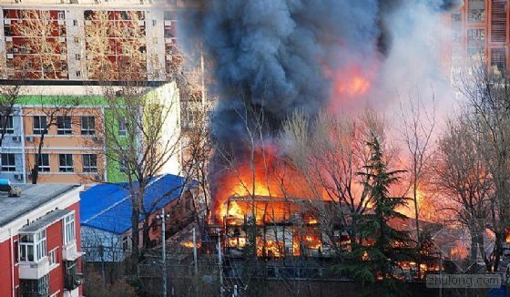 老旧小区改造北京劲松资料下载-北京东三环一学校周边工地失火