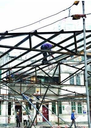 广州西关传统民居建筑资料下载-广州荔湾城管强拆一800平米棚架违建
