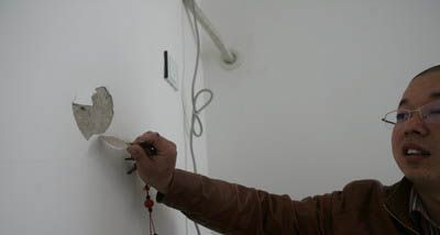 新装修的新房资料下载-石家庄：新房刚装修 墙壁抹灰层一碰就掉