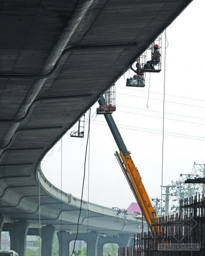 铁路桥吊篮资料下载-高架桥坐“吊篮”施工