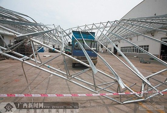 柳州市阳和新区资料下载-柳州市数千平米在建钢架棚倒塌 砸中3辆汽车