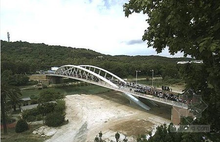 伯瑞根兹美术馆资料下载-罗马台伯河上千年来的首座新步行桥完成 