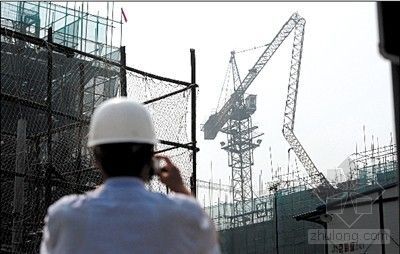 臂长50塔吊资料下载-高空塔吊施工折臂 断成3截