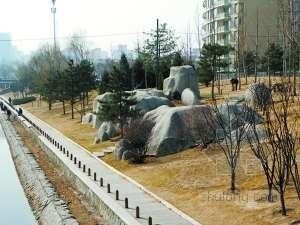 街头公园景观资料下载-北京：朝阳公园桥西假山景观再现