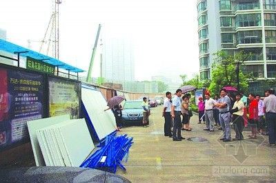临时建设围墙资料下载-小区围墙要平移 业主围堵阻碍施工