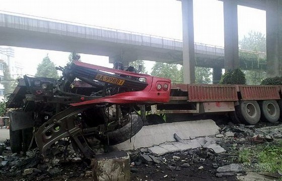 凤凰沱江大桥重大坍塌视频资料下载-杭州钱江三桥发生坍塌余50平米1人受伤