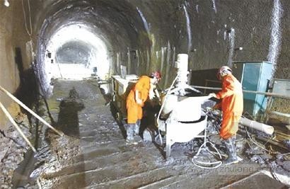 钢结构彩钢房施工图资料下载-青岛地铁河西站遭遇软骨头 施工人员:豆腐中挖隧道 