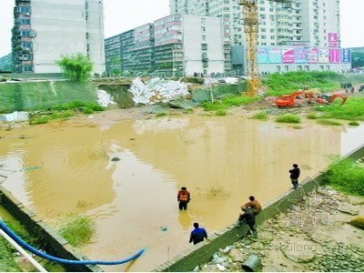 基坑塌方加固方案资料下载-居民不满开发商建高层 工地停工数年基坑护坡塌方