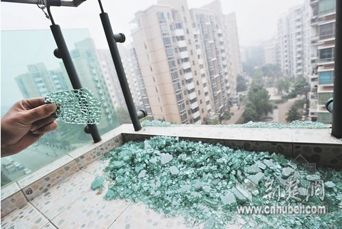 钢化玻璃资料下载-汉口钢化玻璃突然自爆 砸中一台小汽车