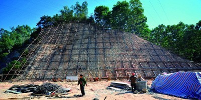 别墅验收批资料下载-惠州：劈山建房的行为遭到痛批