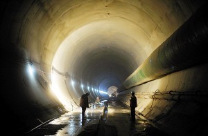 公路隧道上跨铁路隧道资料下载-中梁山腹中3层铁路立交 上下隧道最近仅隔1.1米