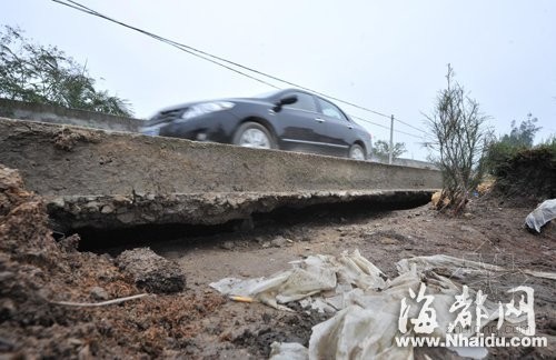 地下供水管爆裂资料下载-闽侯南通镇：地下主水管爆裂 马路变成“桥”