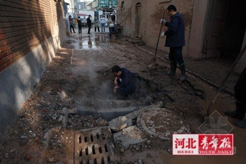 二层楼供暖资料下载-石家庄地面塌陷2米大坑 热气冲至3层楼高