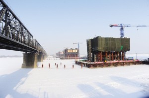松花江铁路桥的施工图设计资料下载-松花江铁路特大桥穿“棉衣”施工
