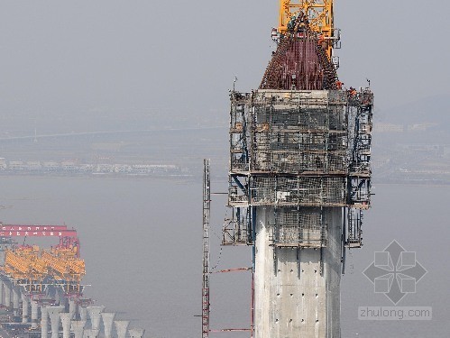 嘉绍大桥六塔斜拉桥技术资料下载-嘉绍跨江大桥进入塔冠施工阶段