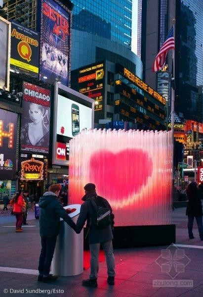 广场艺术雕塑资料下载-BIG设计纽约时代广场互动心形雕塑