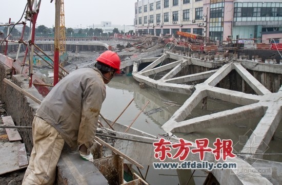 上海厂房坍塌事故原因资料下载-上海市松江区一工业园区内发生大面积坍塌事故