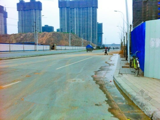 建筑工地施工大门CAD资料下载-郑州多个建筑工地扬尘问题严重