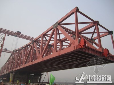 钢桁桥顶推施工方案资料下载-郑焦城际铁路黄河桥主桥钢桁梁顶推加紧施工