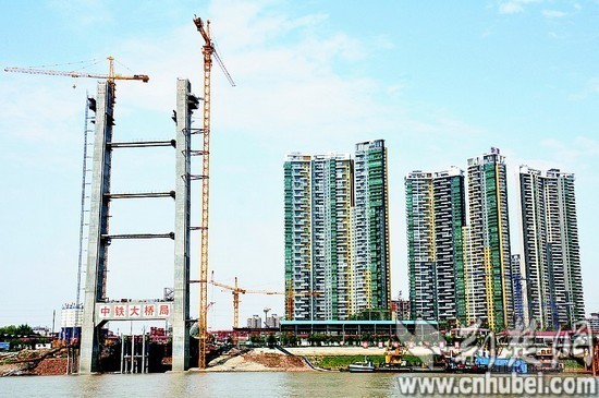 武汉鹦鹉洲大桥图纸资料下载-鹦鹉洲大桥1号塔提前封顶