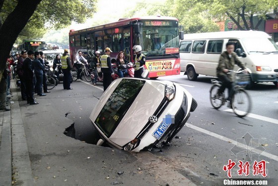 小轿车模型su资料下载-南昌一路面突然坍塌 小轿车陷进大坑