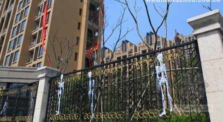 电塔基础图纸资料下载-业主阳台挂骷髅 反对小区建高压电塔