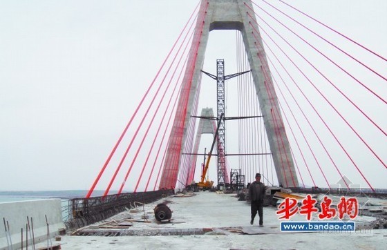 高速防护栏cad资料下载-海即大桥防护栏安装完毕 通车在即