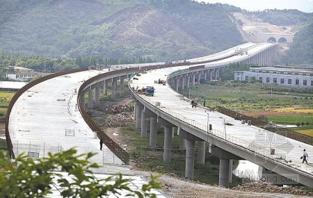 宁波综合物流港资料下载-宁波象山港大桥接线10座隧道贯通