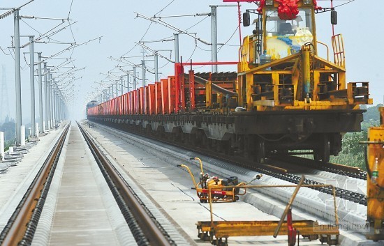 高铁铺轨专项施工方案资料下载-宁杭高铁南京段进入铺轨阶段