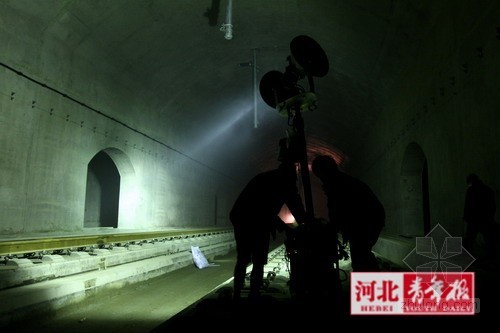 每隔20米就有一个流动灯车用于照明（图片来源：河北青年报）