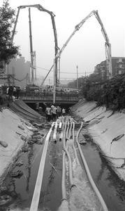 工地河水倒灌资料下载-决堤河水灌进北京地铁10号线在建隧道