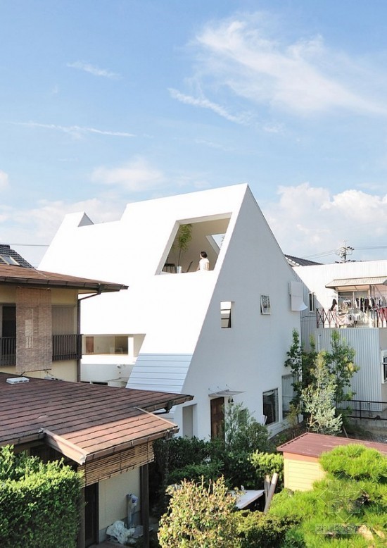 日本镂空小方块房子资料下载-日本独一无二的屋顶镂空迷你型住宅室内设计