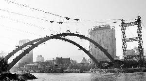 滨河景观飘带资料下载-兰州金雁黄河大桥主拱昨日合龙